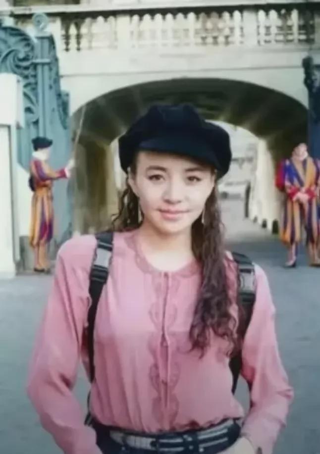 的滑不留手。五官长得那叫一个精致AG旗舰厅网站皮肤嫩得跟豆腐似(图1)