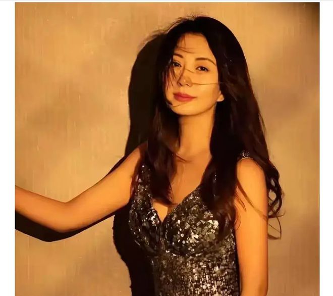 风波丈夫是圈外人今49岁和出道时一样美AG旗舰厅网站首页杨童舒：低调结婚却陷(图12)